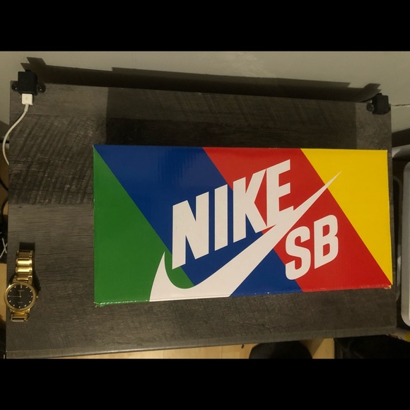 Nike SB Dunk Low x Stingwater Magic Mushroom - Picture 2 of 12